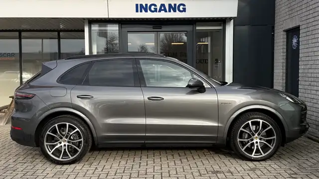 Porsche Cayenne view 6