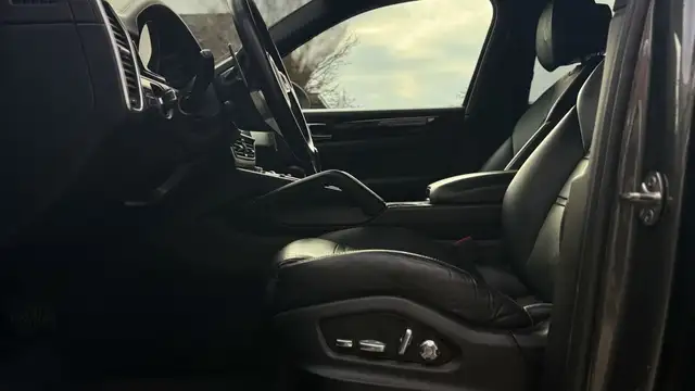 Porsche Cayenne view 9