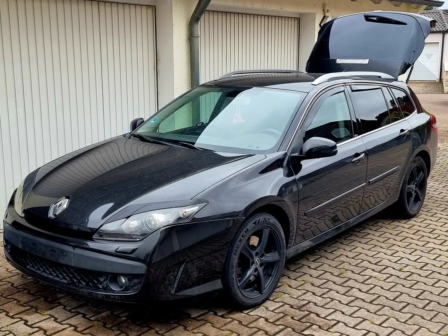 Renault Laguna Grandtour 2.0 dCi  4 Control Schwarz - 1