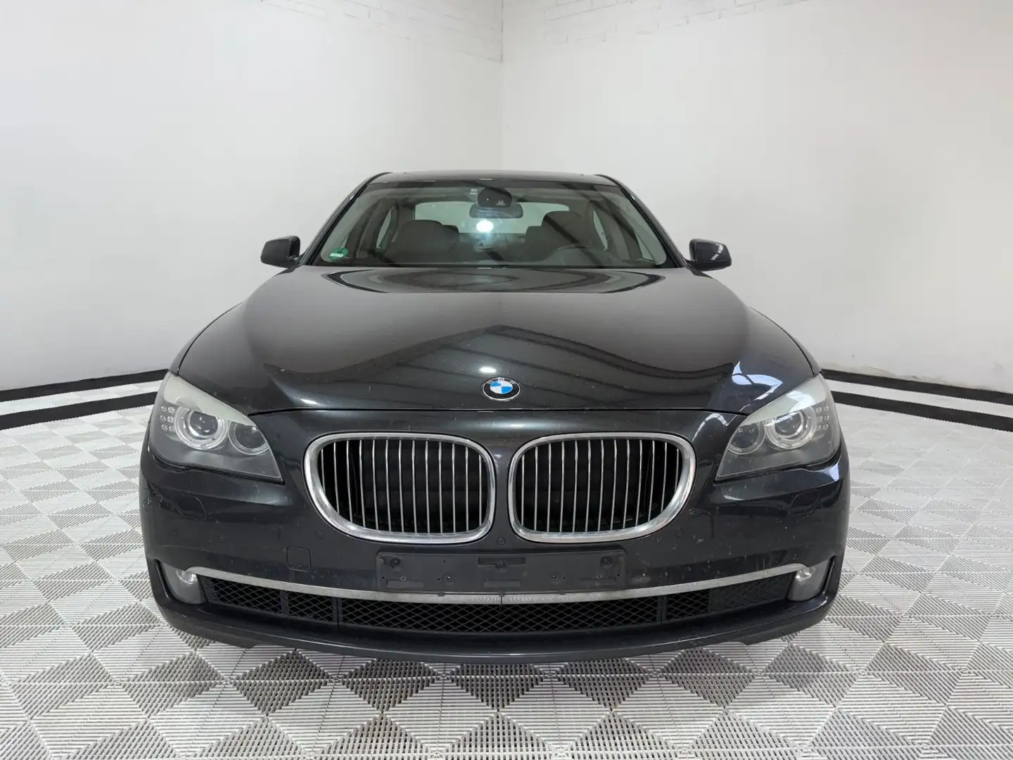 BMW 740 d xDrive°Softclo.°HUD°Navi°Cam°Leder°Pano°AHK Grijs - 2