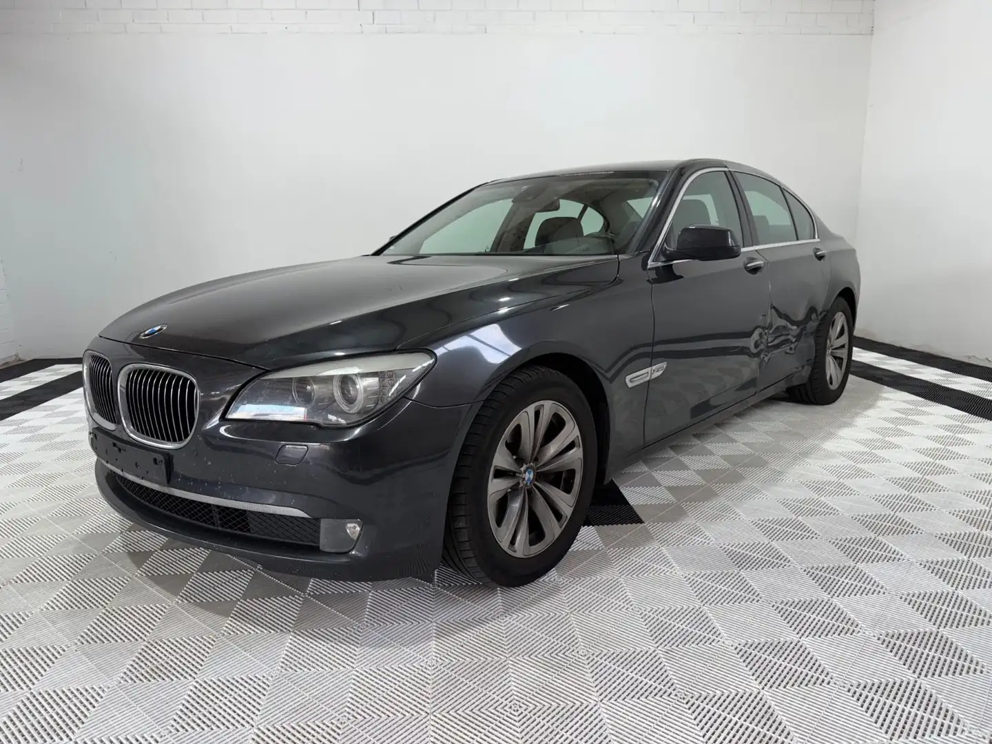 BMW 740 d xDrive°Softclo.°HUD°Navi°Cam°Leder°Pano°AHK Grijs - 1