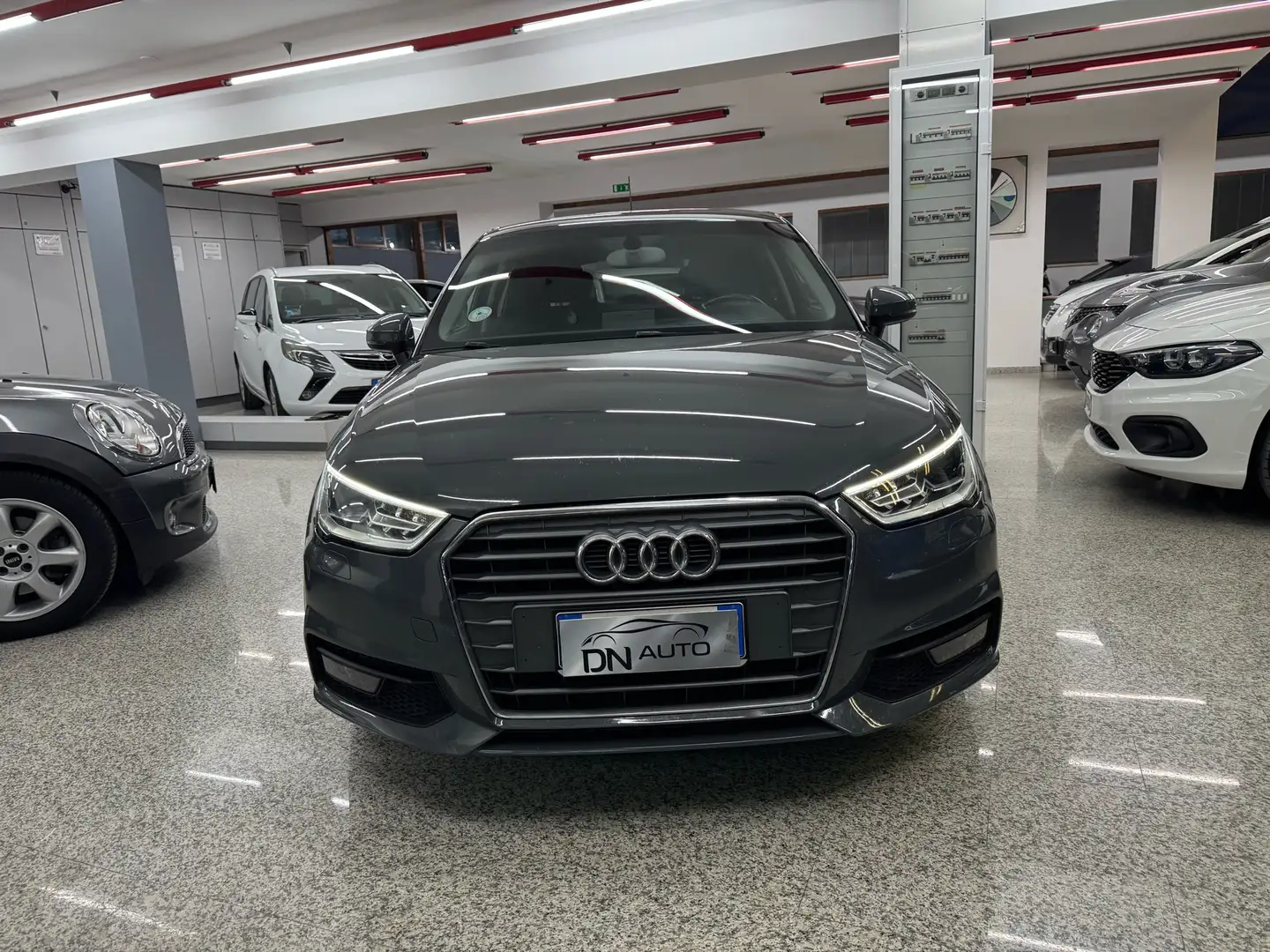 Audi A1 A1 Sportback 1.0 tfsi ultra Sport 95cv BICOLORE Gris - 2