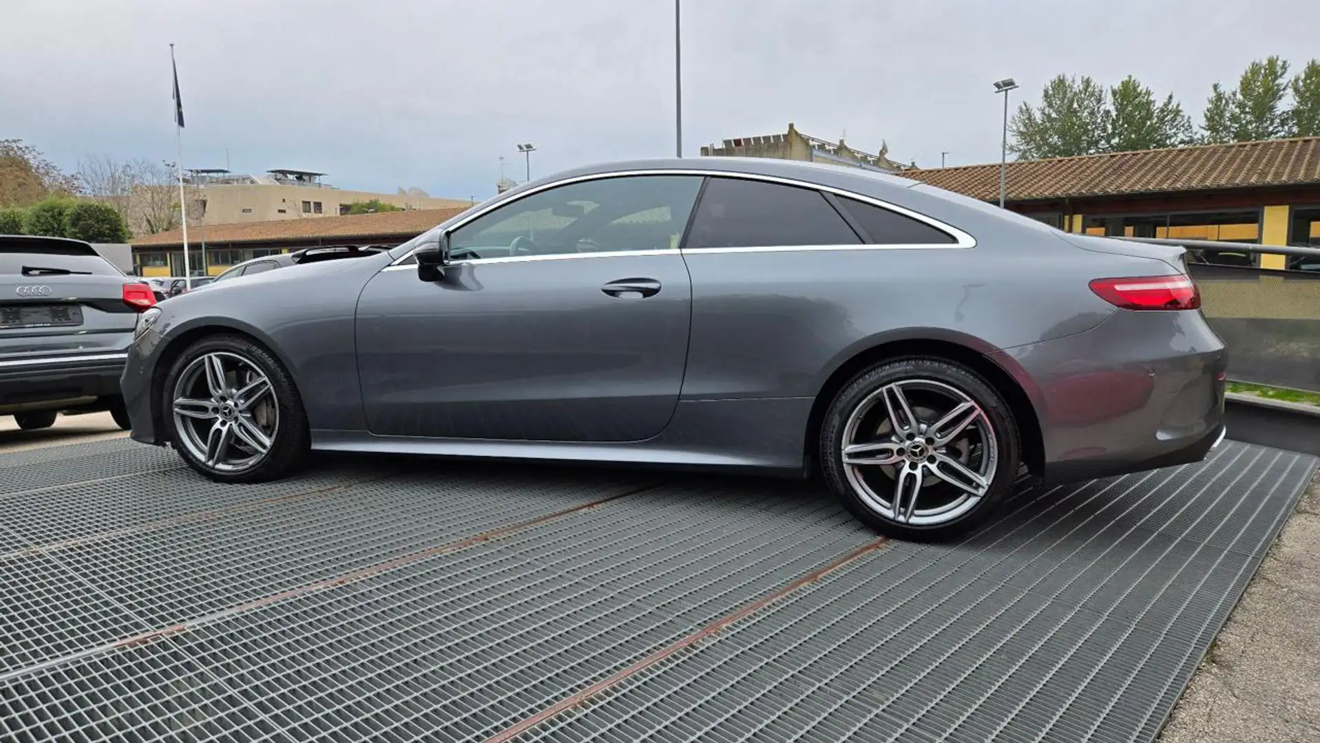Mercedes-Benz E 220 d COUPE 4MATIC PREMIUM PLUS AMG TAGLIANDI MB UNIP Gris - 2