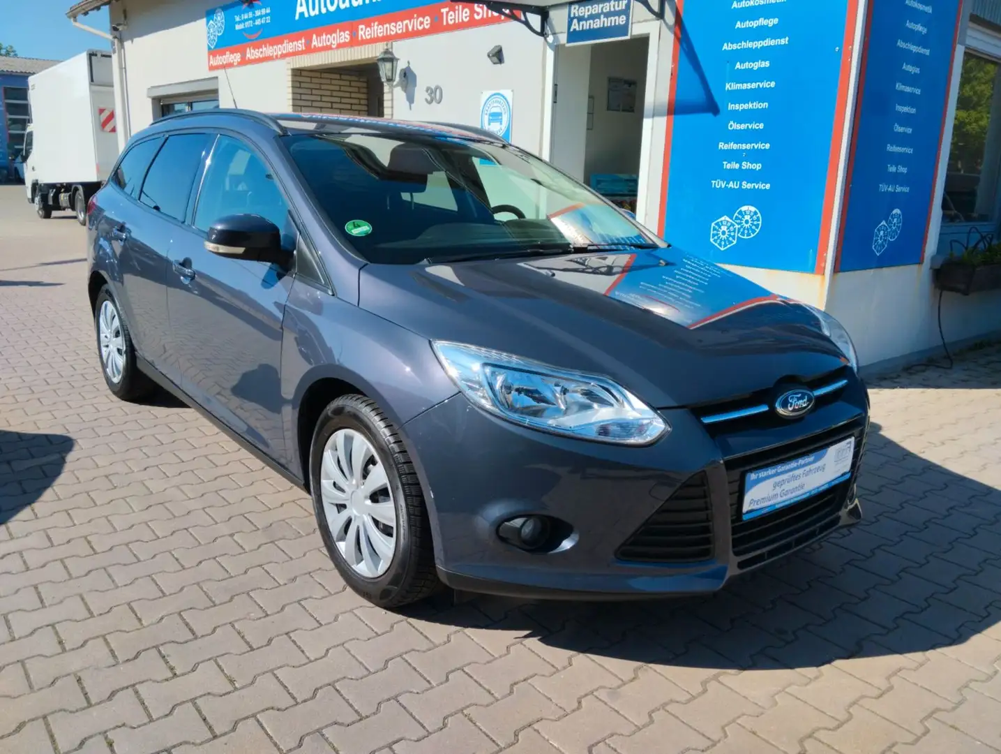 Ford Focus Turnier Trend TÜV-AU 05-2027 Grijs - 1