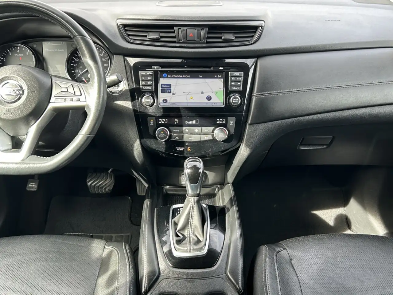 Nissan Rogue снимка Nissan Rogue