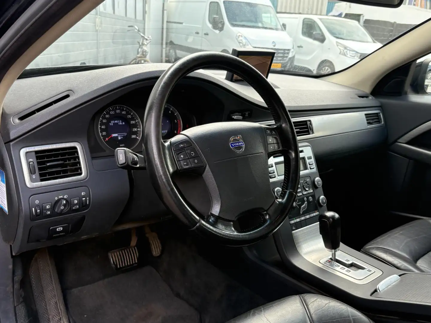 Volvo V70 2.4D 163pk Autom. Limited Edition Leder Navi Airco Zwart - 2