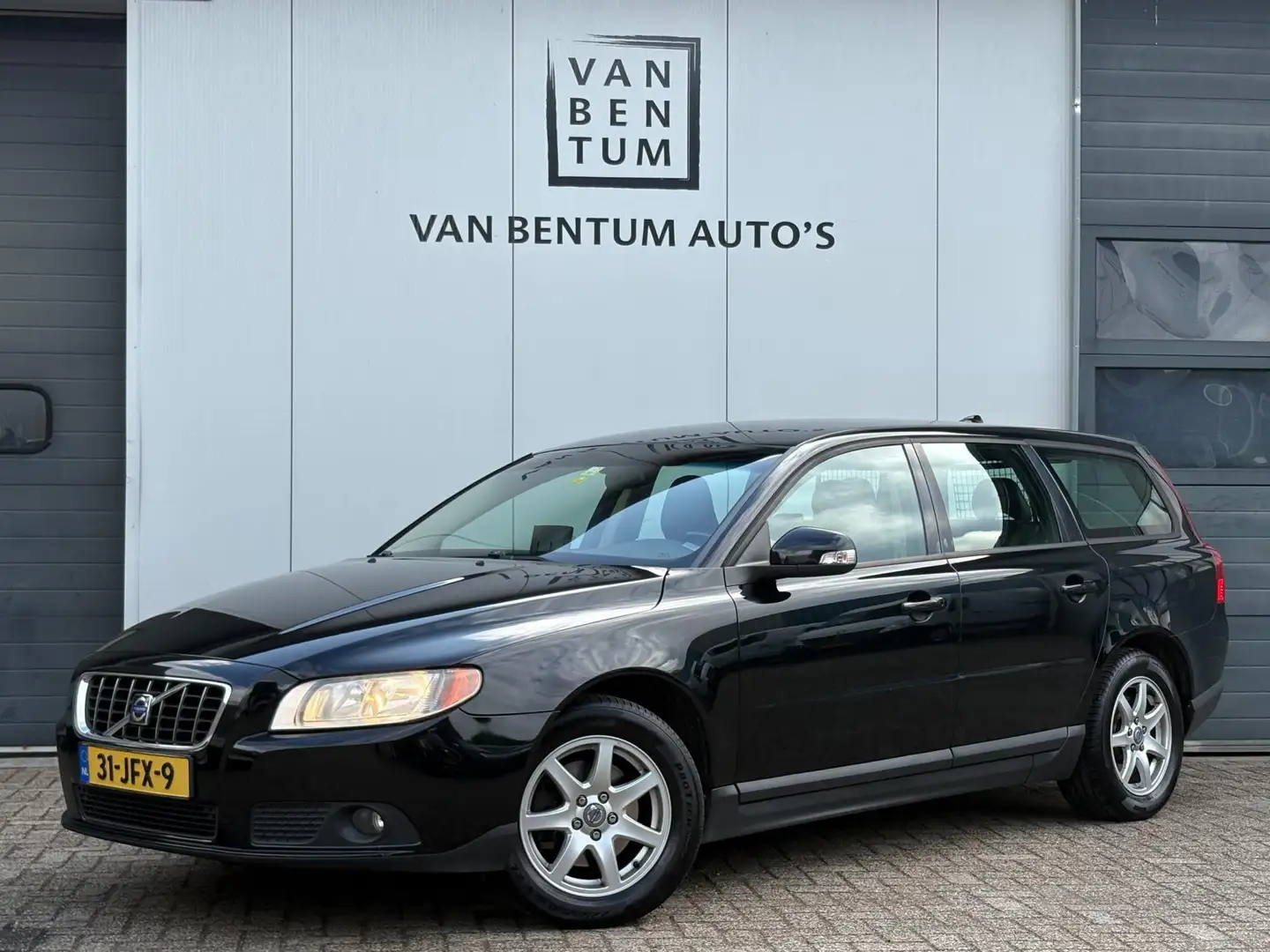 Volvo V70 2.4D 163pk Autom. Limited Edition Leder Navi Airco Zwart - 1