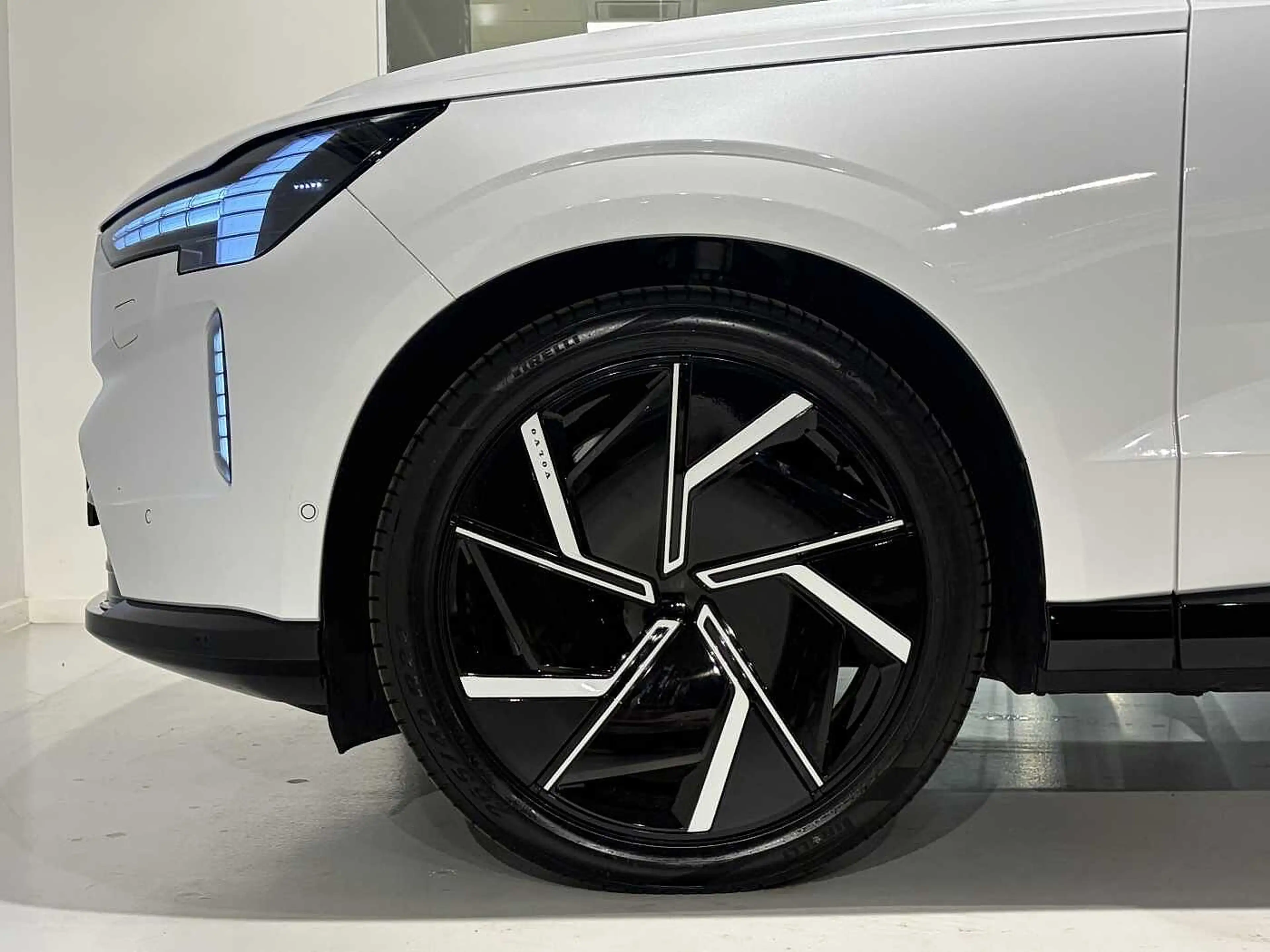 Volvo EX90 Ultra Twin Motor Performance + LUCHTVERING — photo 3