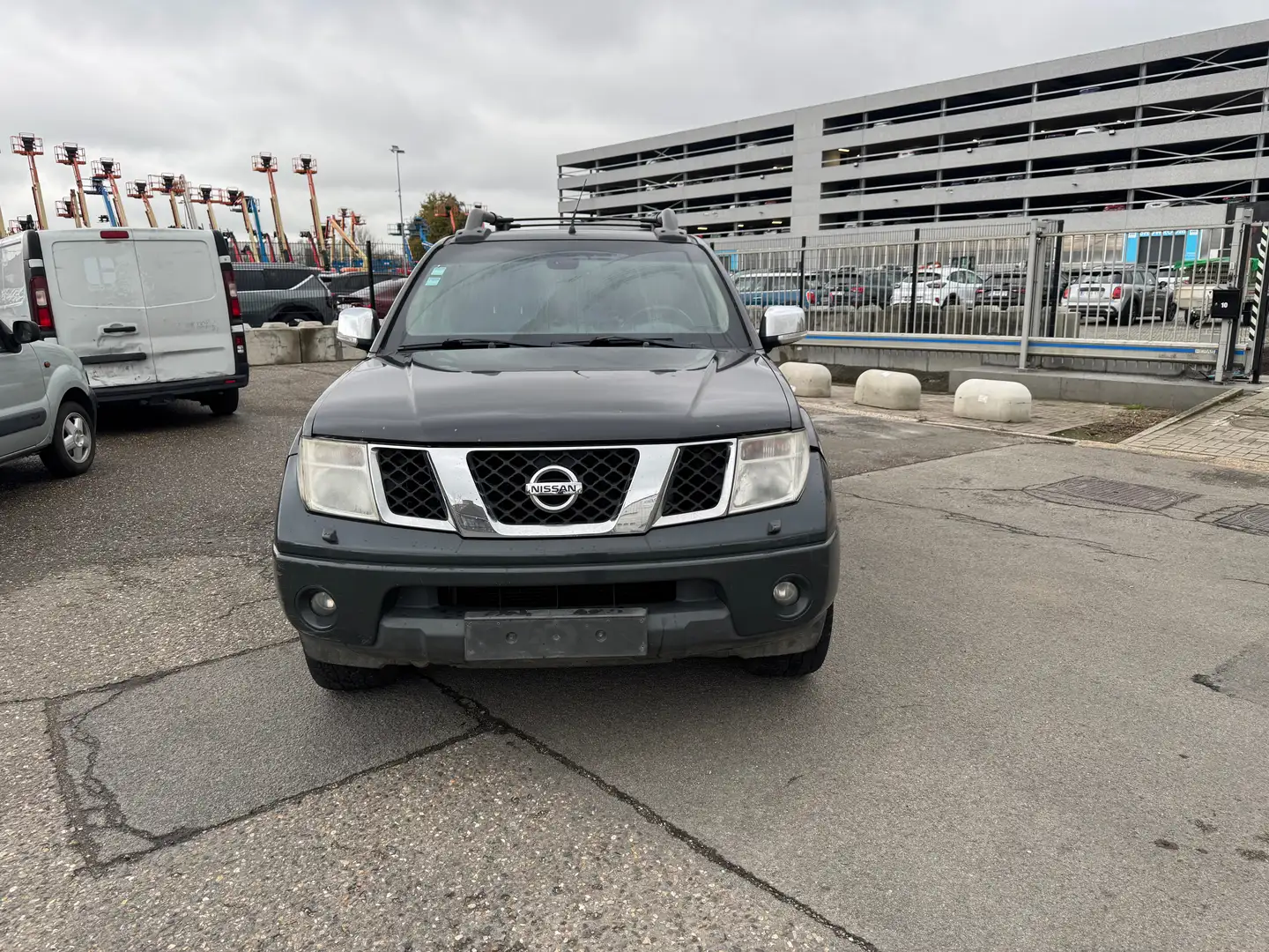 Nissan Navara 2.5 dCi 4x4 Executive IT NSA Zwart - 2