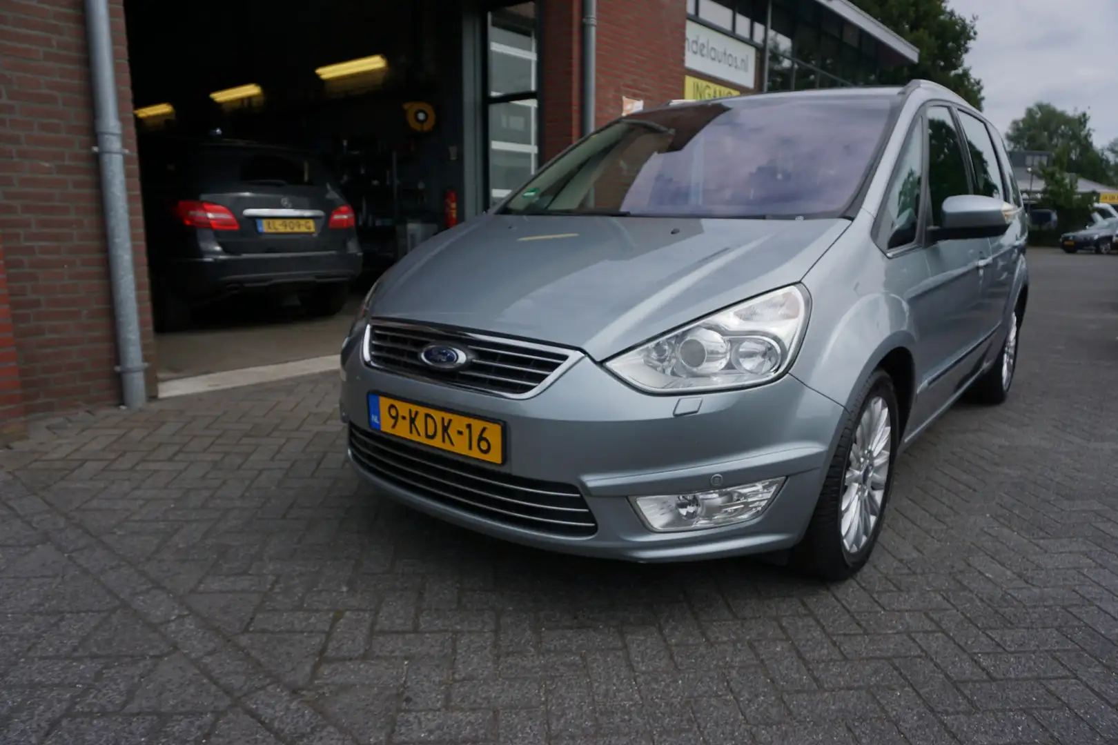 Ford Galaxy 1.6 SCTI LEASE TITANIUM LUXE ORIGINEEL NEDERLANDS Grijs - 2