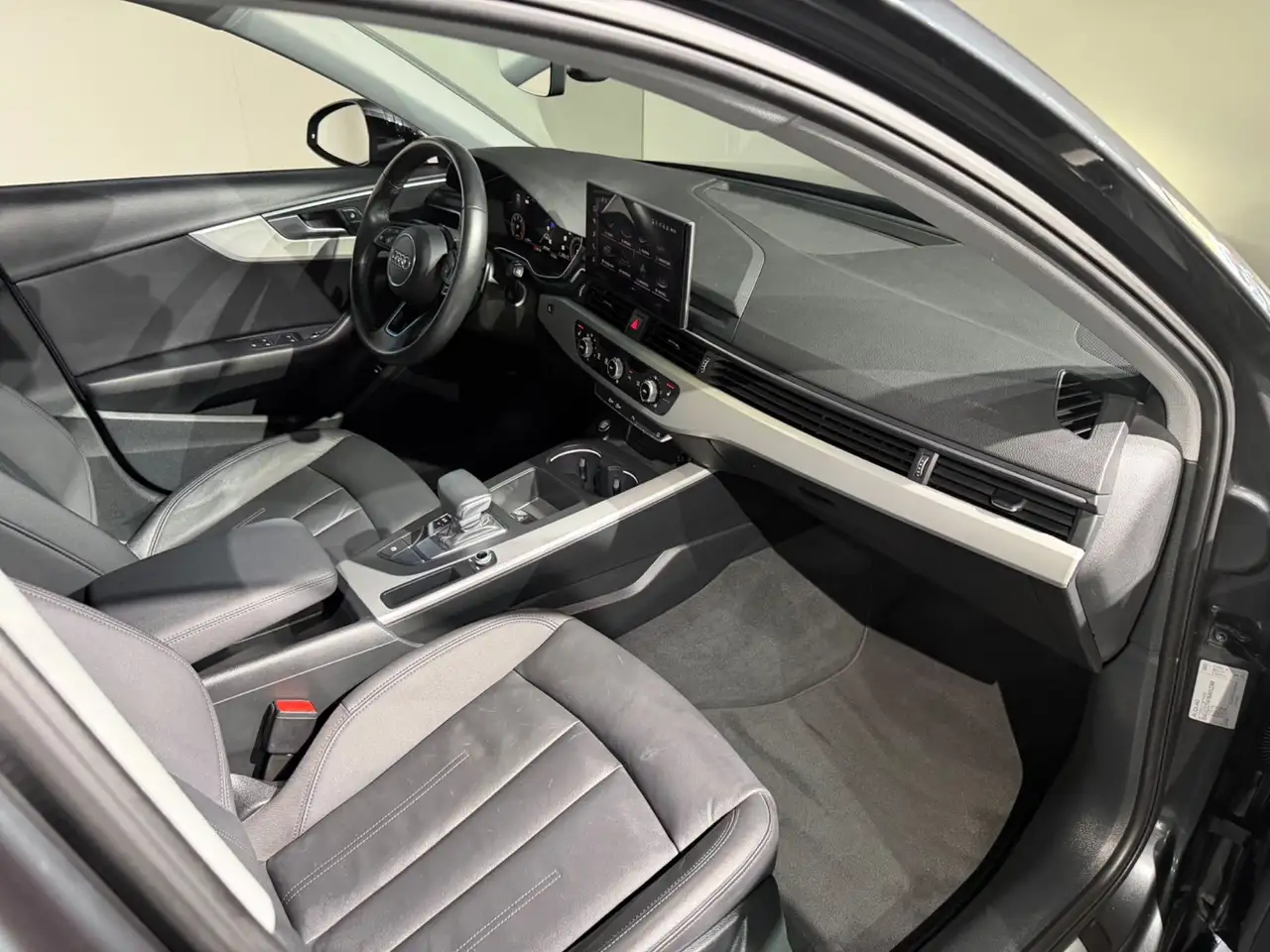 Audi A4 Avant 30 TDI S-tronic / PANO / LEDER / LED Bild 17