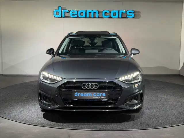 Audi A4 Avant view 3