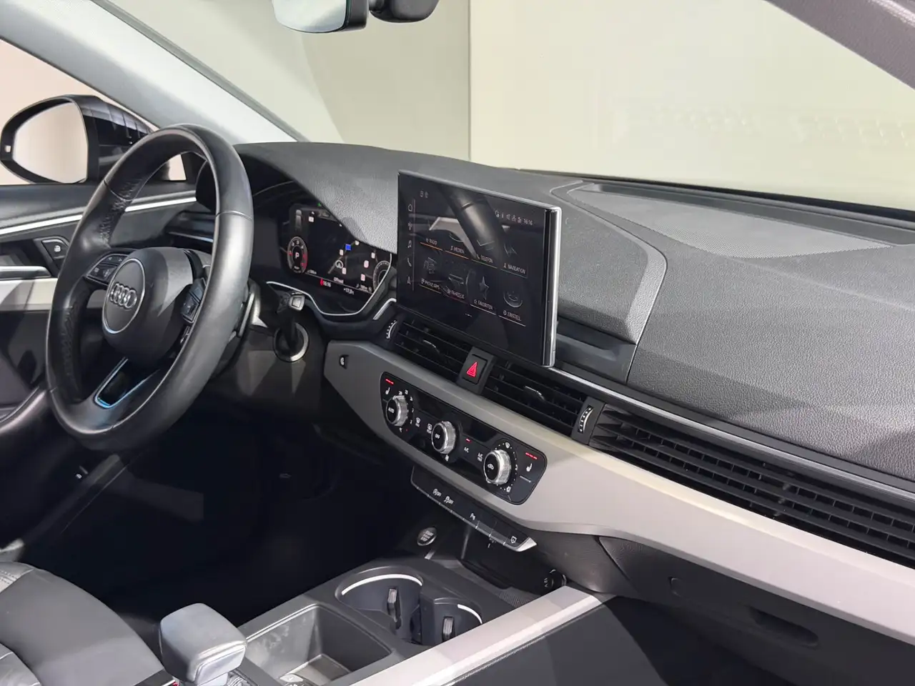 Audi A4 Avant 30 TDI S-tronic / PANO / LEDER / LED Bild 18