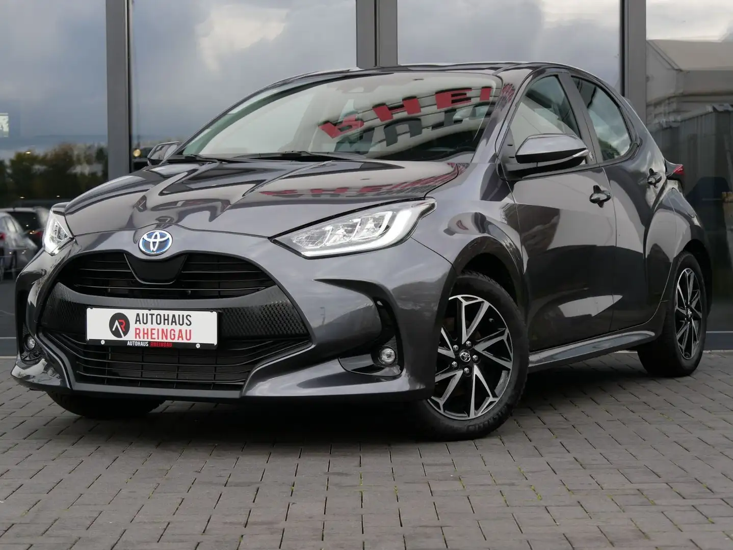 Toyota Yaris 1,5 VVT-i Hybrid Team D SHZ! LED! RFK! Grijs - 1