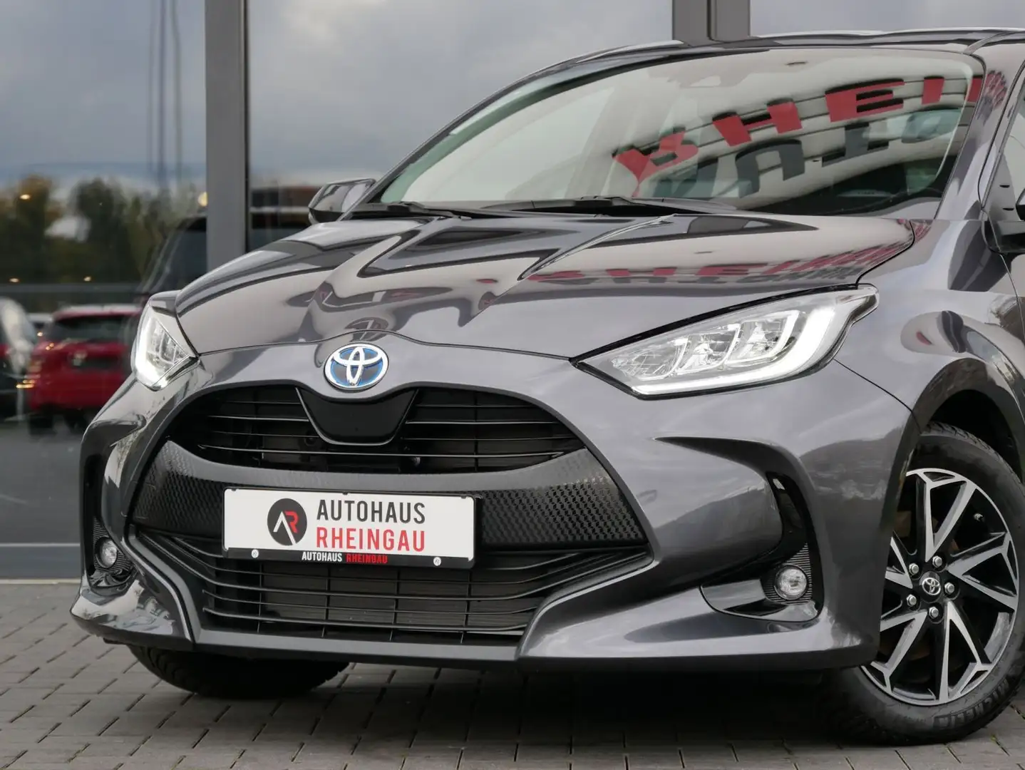 Toyota Yaris 1,5 VVT-i Hybrid Team D SHZ! LED! RFK! Grijs - 2