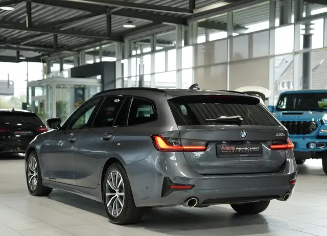 BMW 3 Series view 9