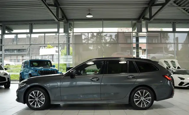 BMW 3 Series view 10