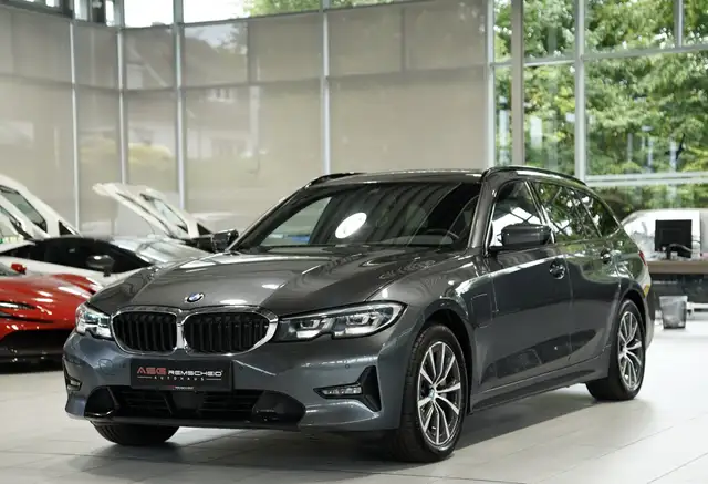 BMW 3 Series view 4
