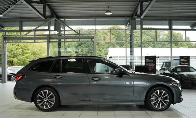 BMW 3 Series view 6