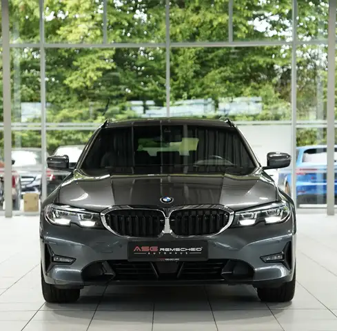 BMW 3 Series view 3