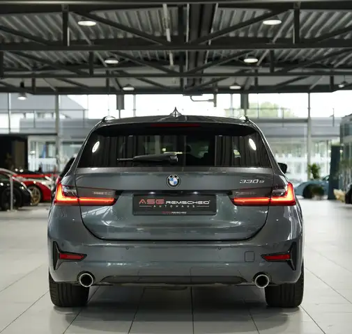 BMW 3 Series view 8