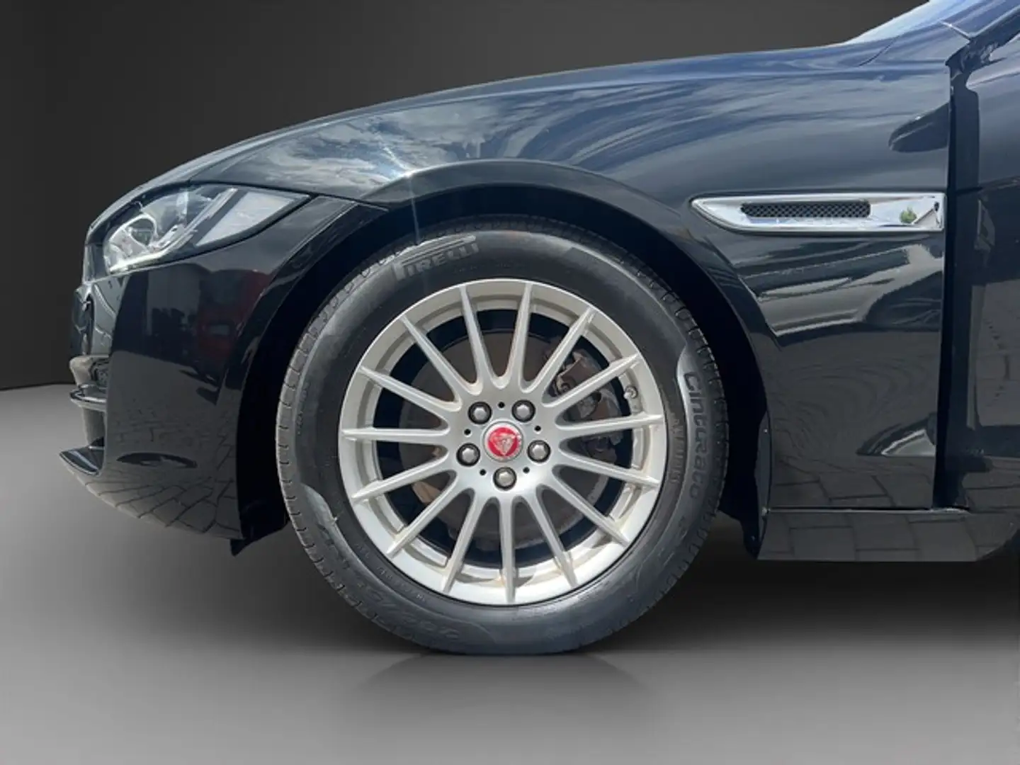 Jaguar XE 2.0 d / E-PERFORMANCE / PRESTIGE Schwarz - 2