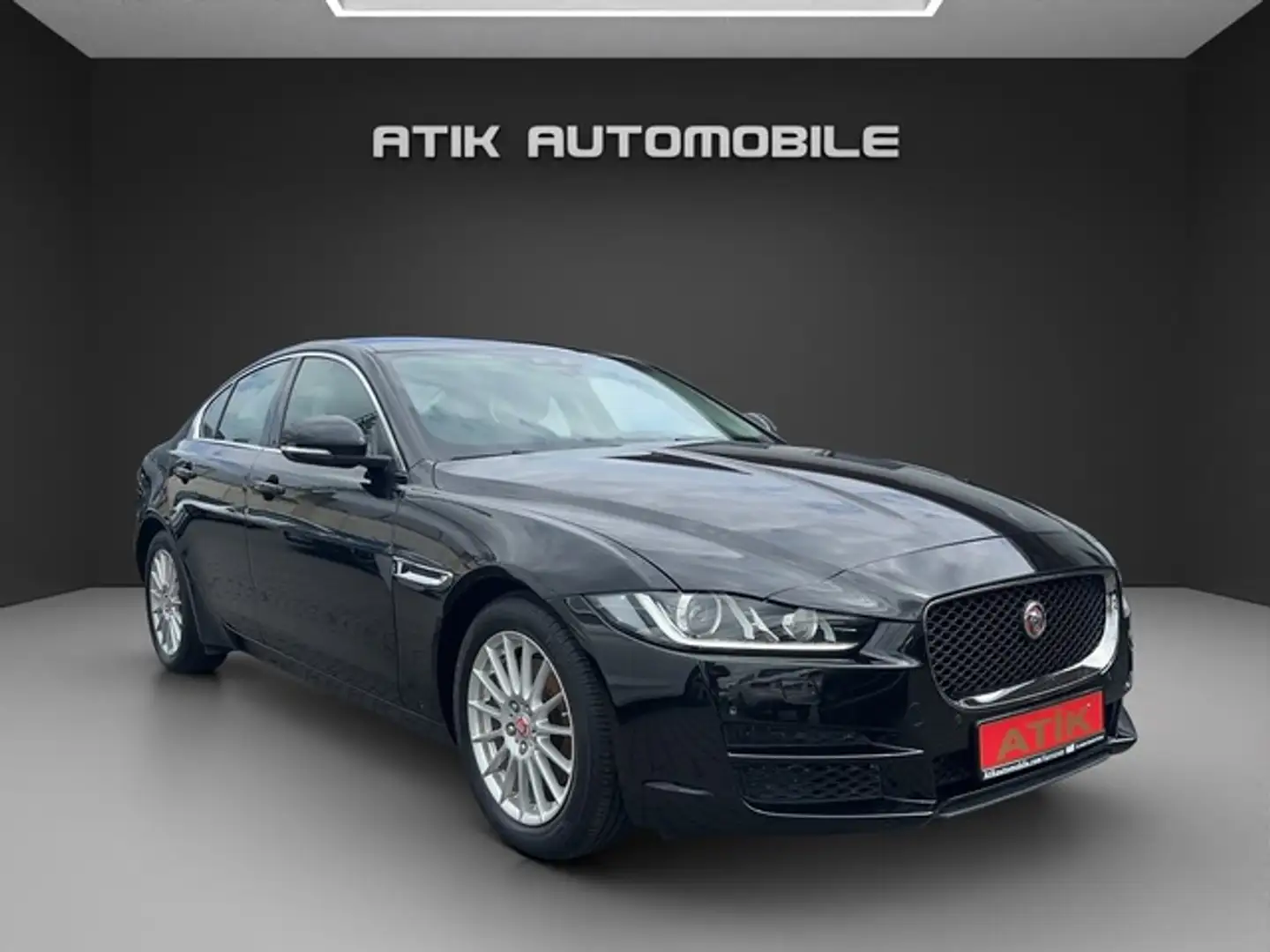 Jaguar XE 2.0 d / E-PERFORMANCE / PRESTIGE Schwarz - 1