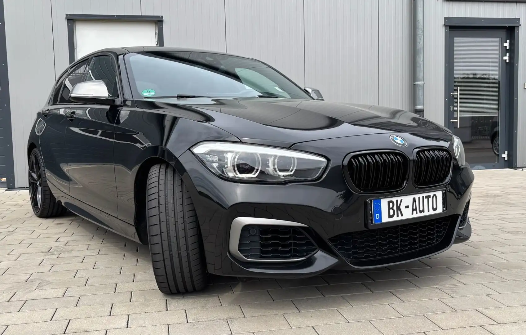 BMW 140 Special Edition NaviProf/LED/19zoll/2.HD Schwarz - 1