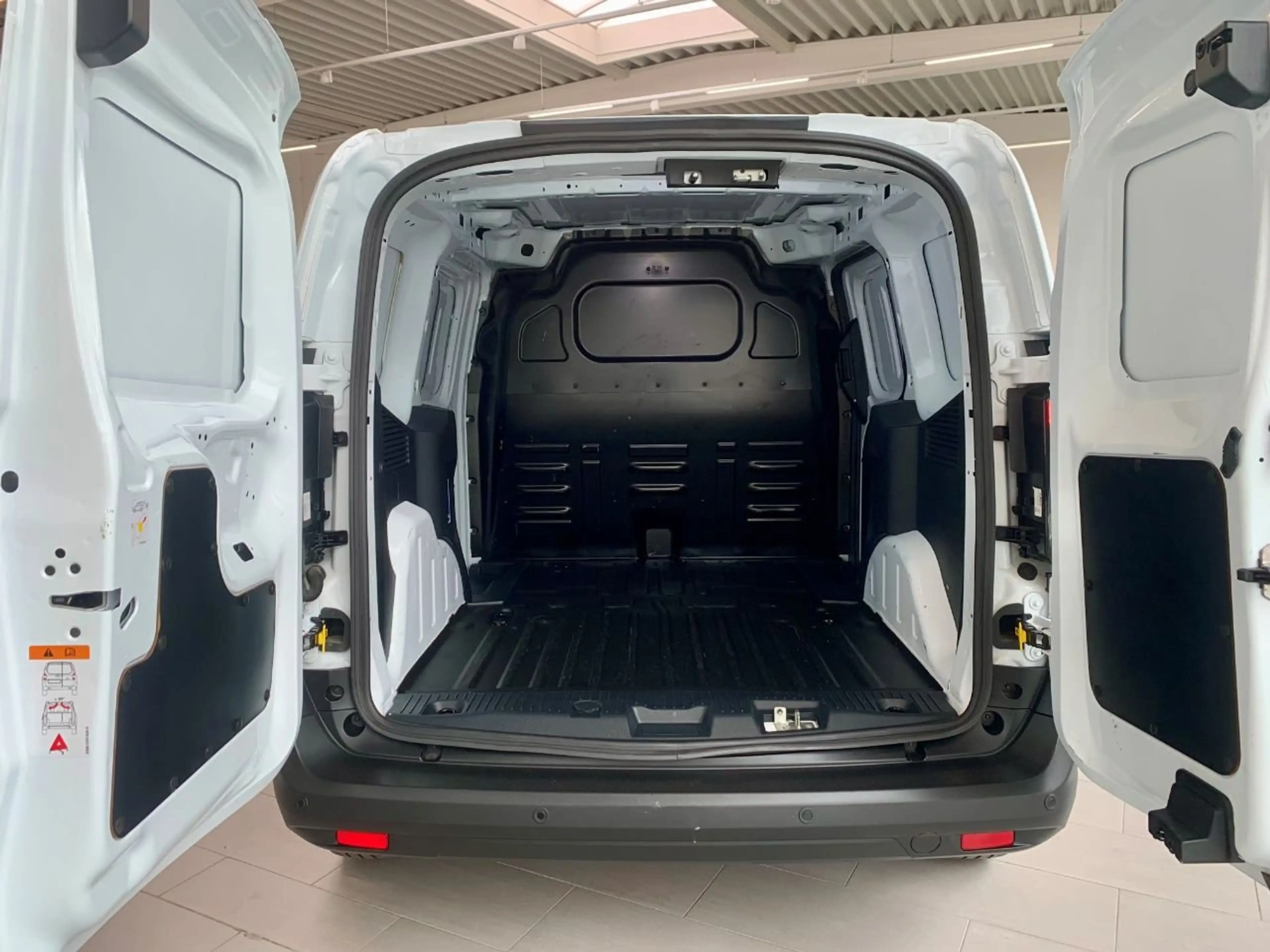 Ford Transit Courier Trend — photo 10