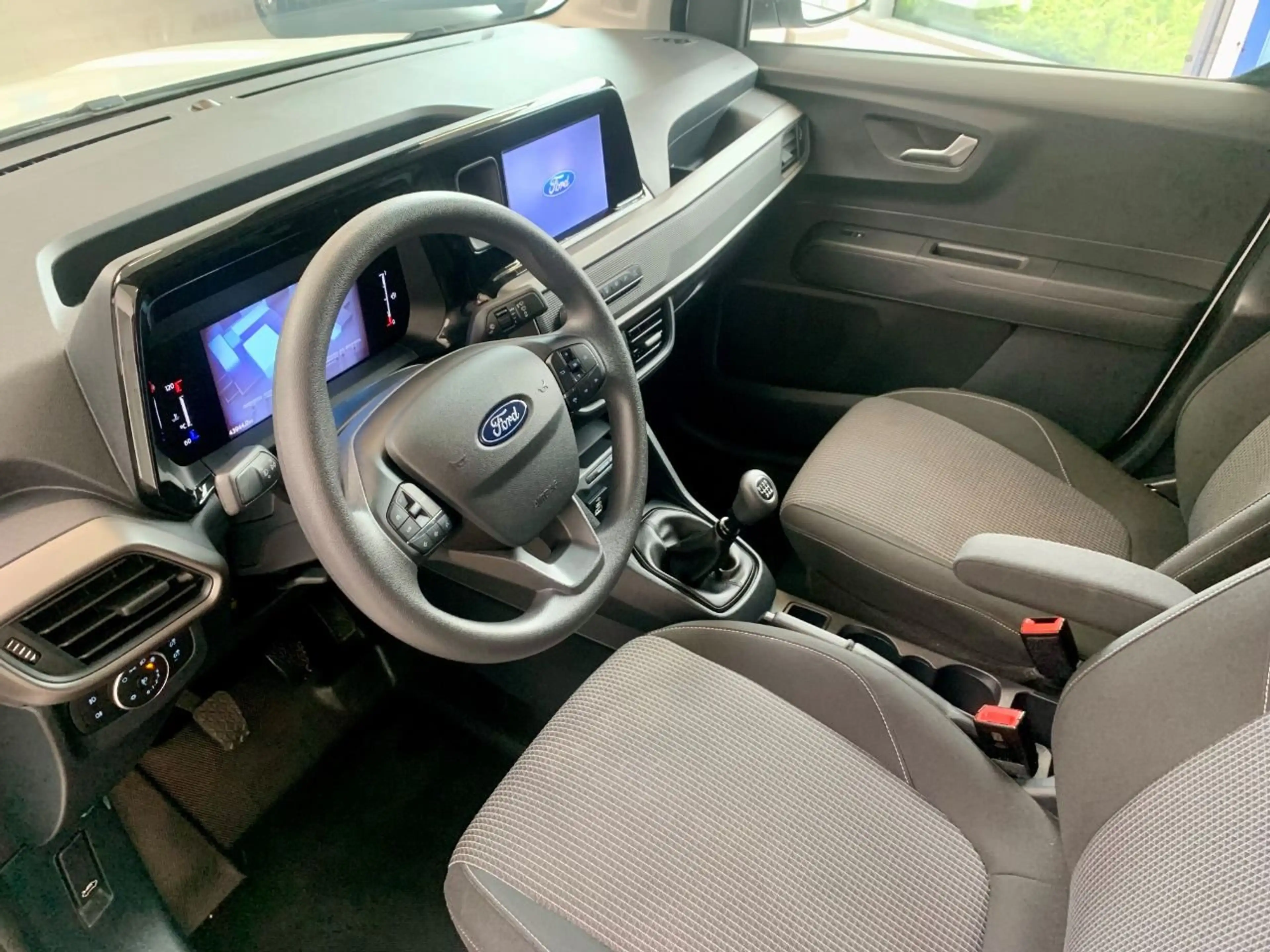Ford Transit Courier Trend — photo 11