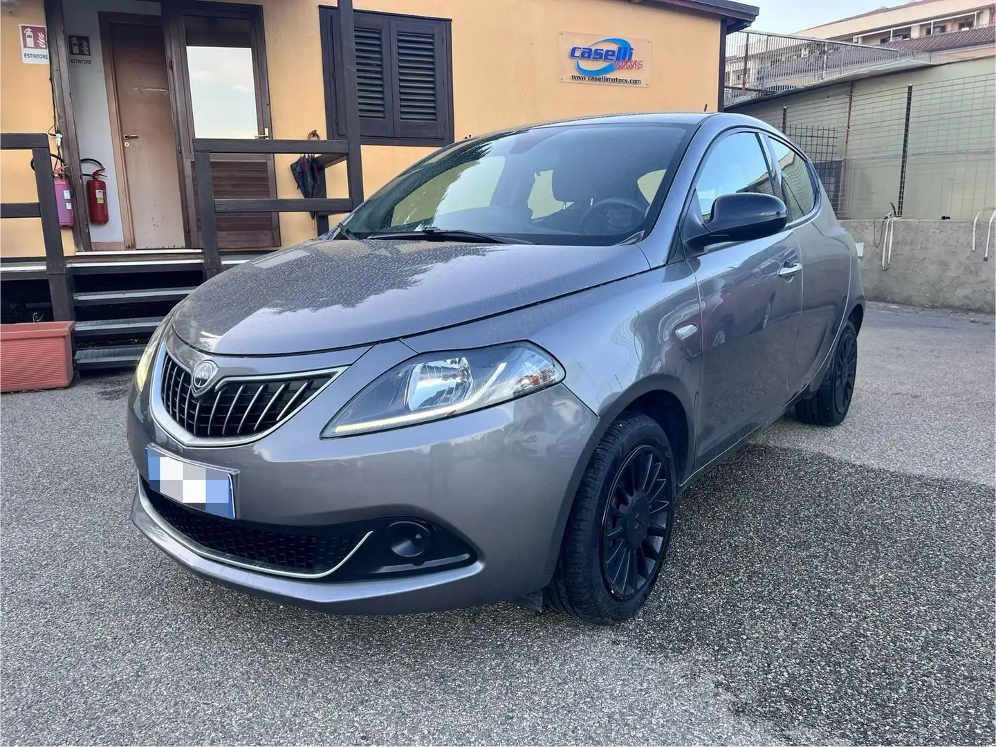 Lancia Ypsilon 1.0 FireFly 5 porte S&S Hybrid Silver Grigio - 1