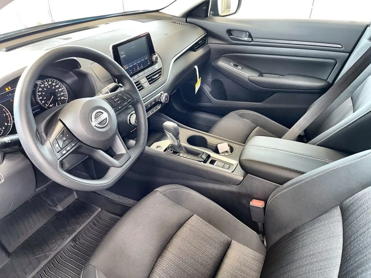 Nissan Altima снимка Nissan Altima