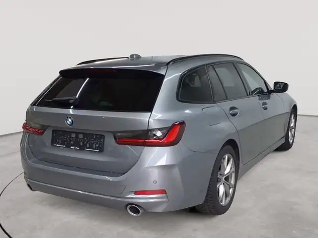 BMW 3 Series view 4