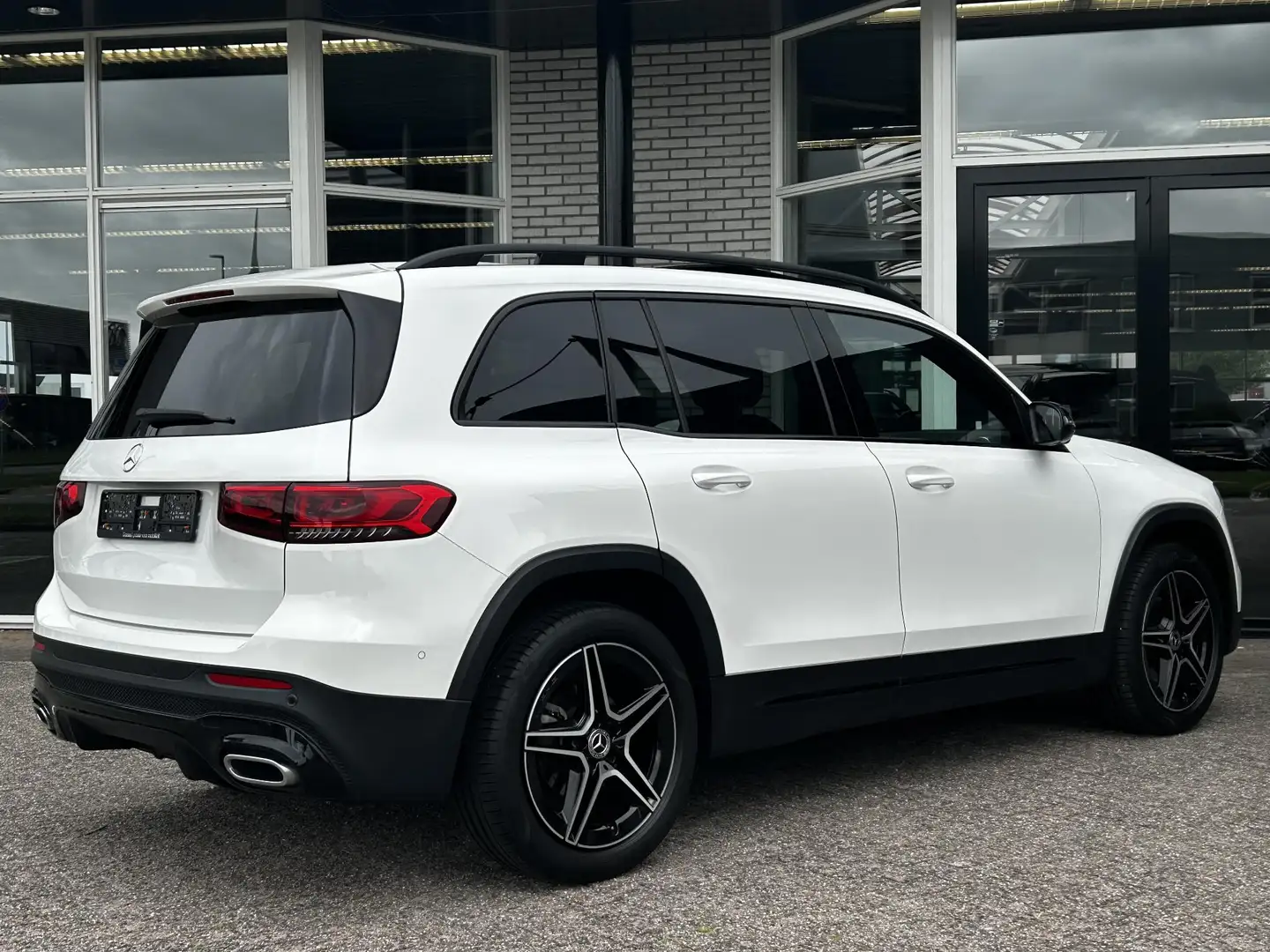 Mercedes-Benz GLB 200 AMG Line | Trekhaak | Panoramadak | Stoelverwarmin Wit - 2