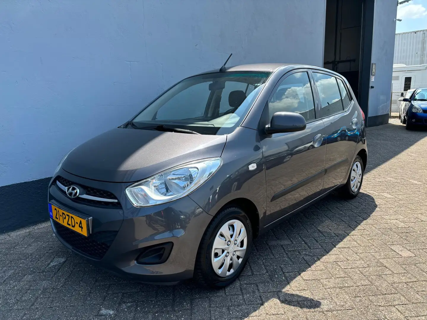 Hyundai i10 1.1 i-Drive Cool 5-Deurs - Airco Grijs - 1