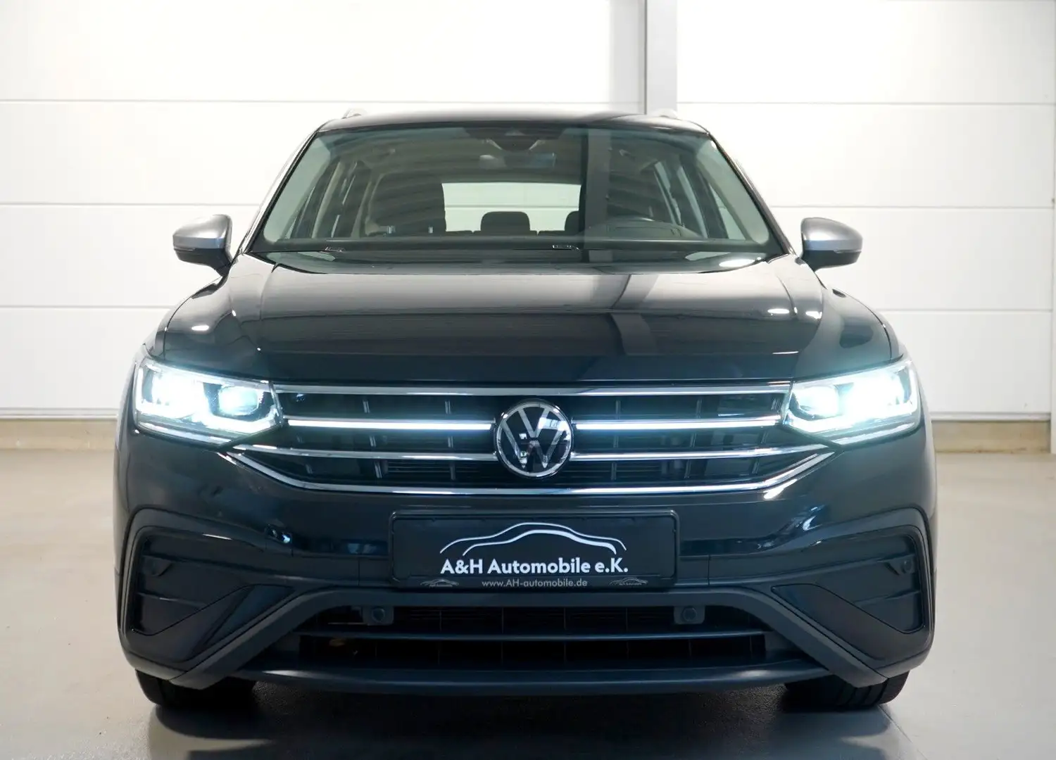 Volkswagen Tiguan Allspace 2.0 TDI DSG Life 4Motion *AHK* Zwart - 2