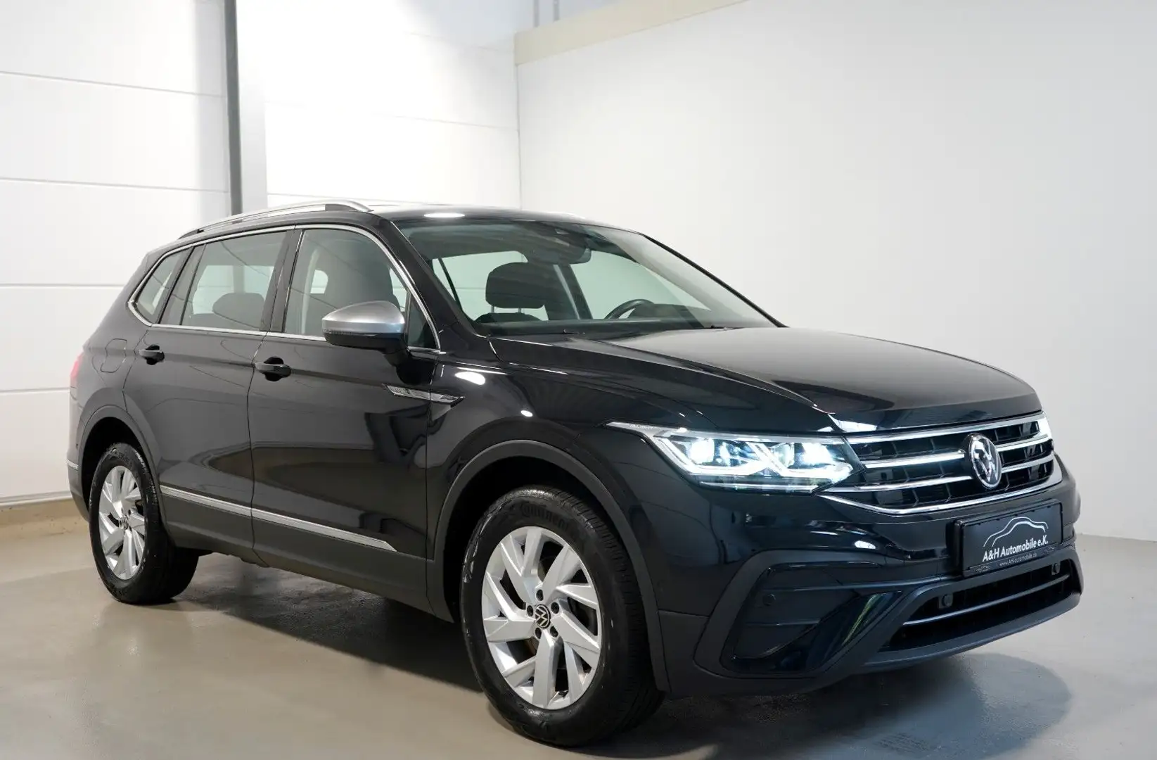 Volkswagen Tiguan Allspace 2.0 TDI DSG Life 4Motion *AHK* Zwart - 1