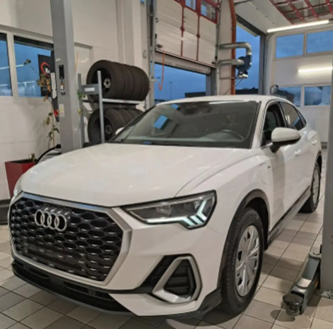 Audi Q3 Sportback 45 TFSI e S tronic S line Wit - 2
