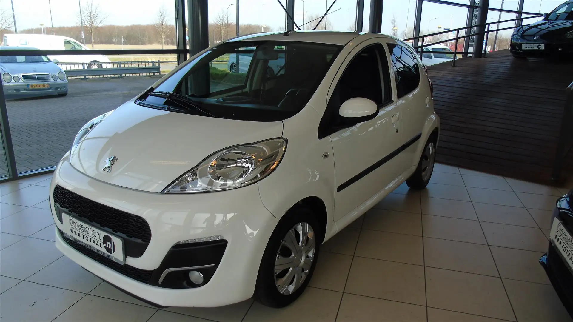 Peugeot 107 1.0 Première | Airco | Bluetooth | 5Drs Wit - 1