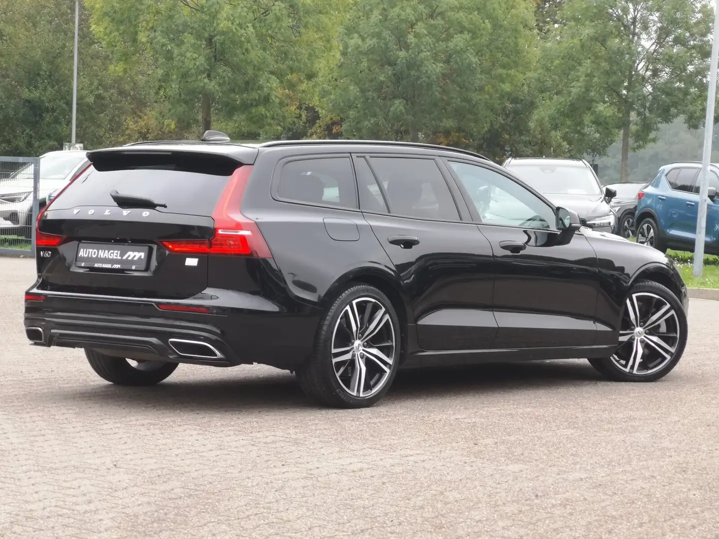 Volvo V60 V60 T6 AWD R-Design Schwarz - 2
