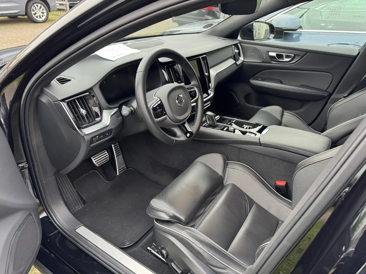 Volvo V60 V60 T6 Twin Engine AWD R Design Plug-In (E6d) Schwarz - 2