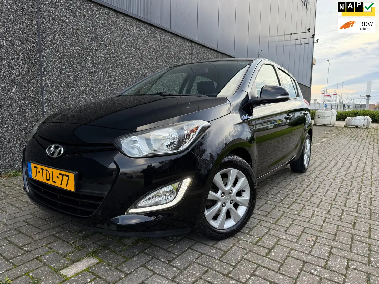 Hyundai i20 1.2i i-Deal/Dealer onderh/Nieuwe APK en beurt! Zwart - 1