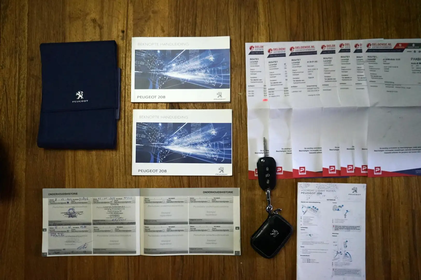 Peugeot 208 1.2 PureTech Allure, Navi, Pdc, Airco, Led, CC Schwarz - 2