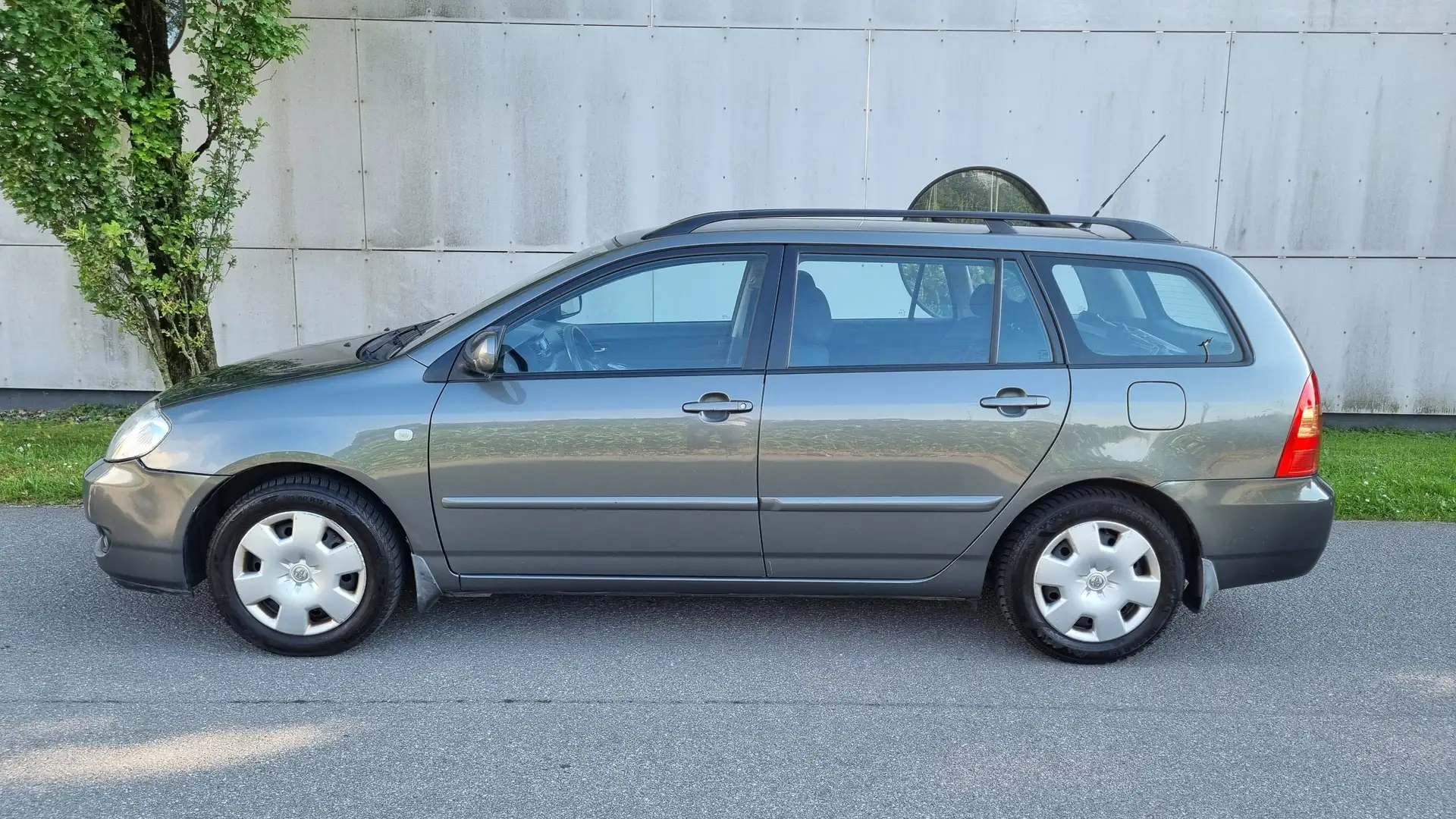 Toyota Corolla Kombi 1,4 VVT-i Linea Sol Grau - 2