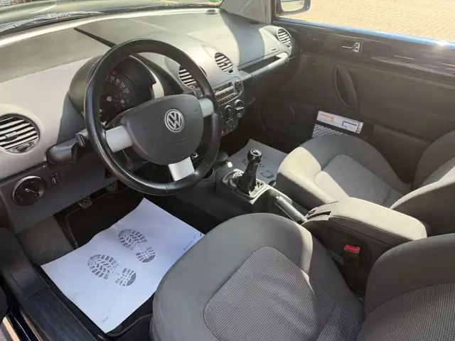 Volkswagen Beetle view 9