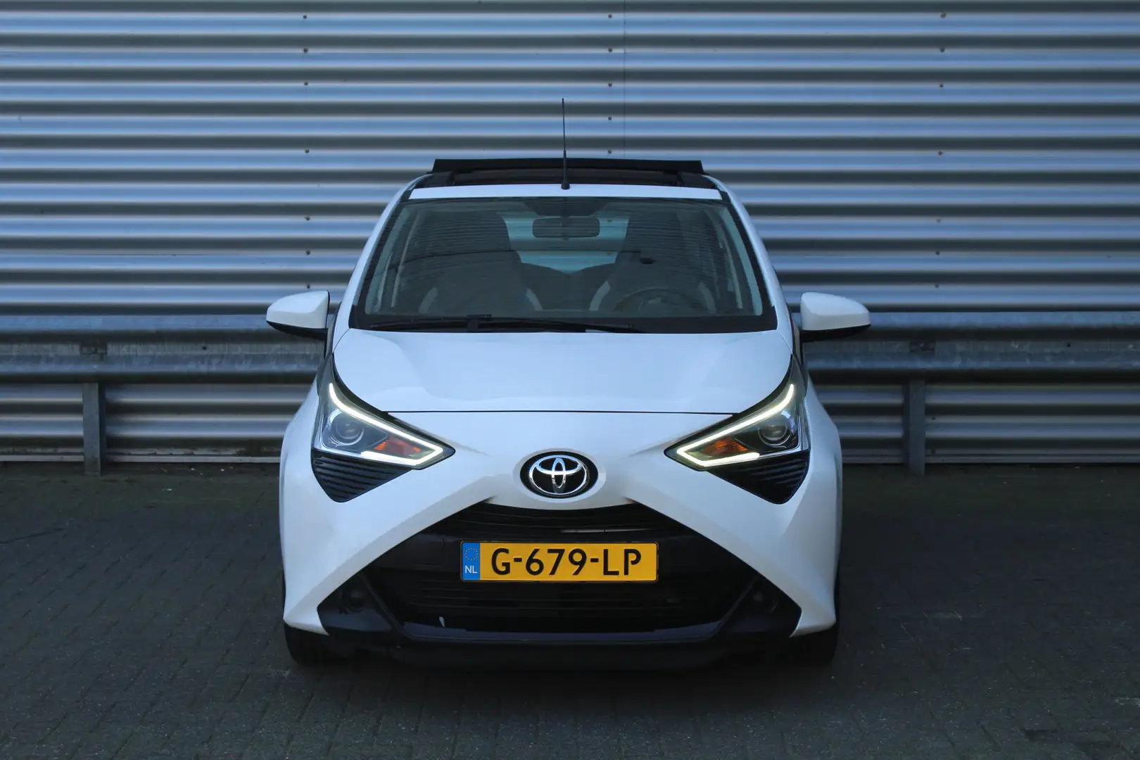 Toyota Aygo 1.0 VVT-i 73pk x-play limited Cabrio NL-Auto NAP 1 Wit - 2