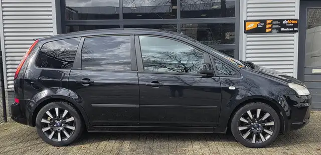 Ford C-Max view 3