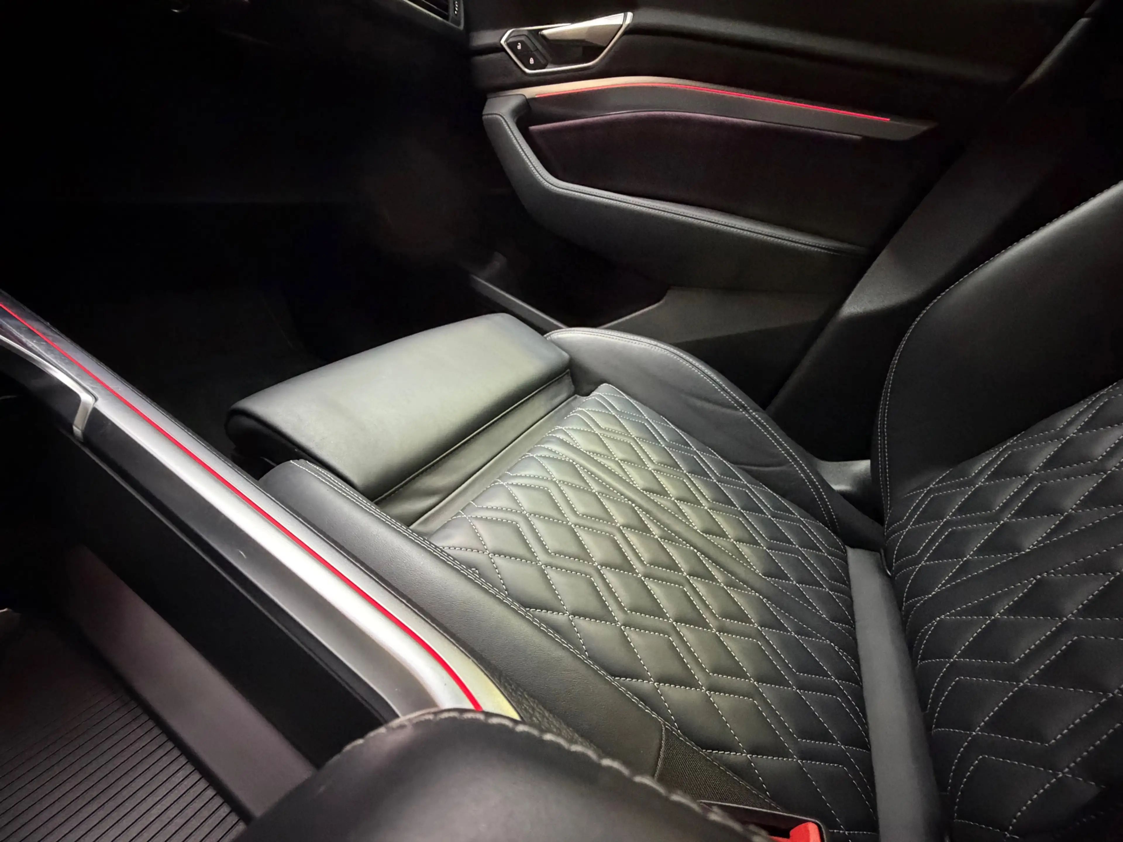 Audi Q8 e-tron SQ8 50 quattro S Edition 95 kWh,21"LM, Pano, Adapt — photo 8