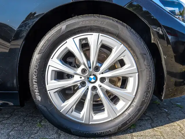 BMW 3 Series view 4