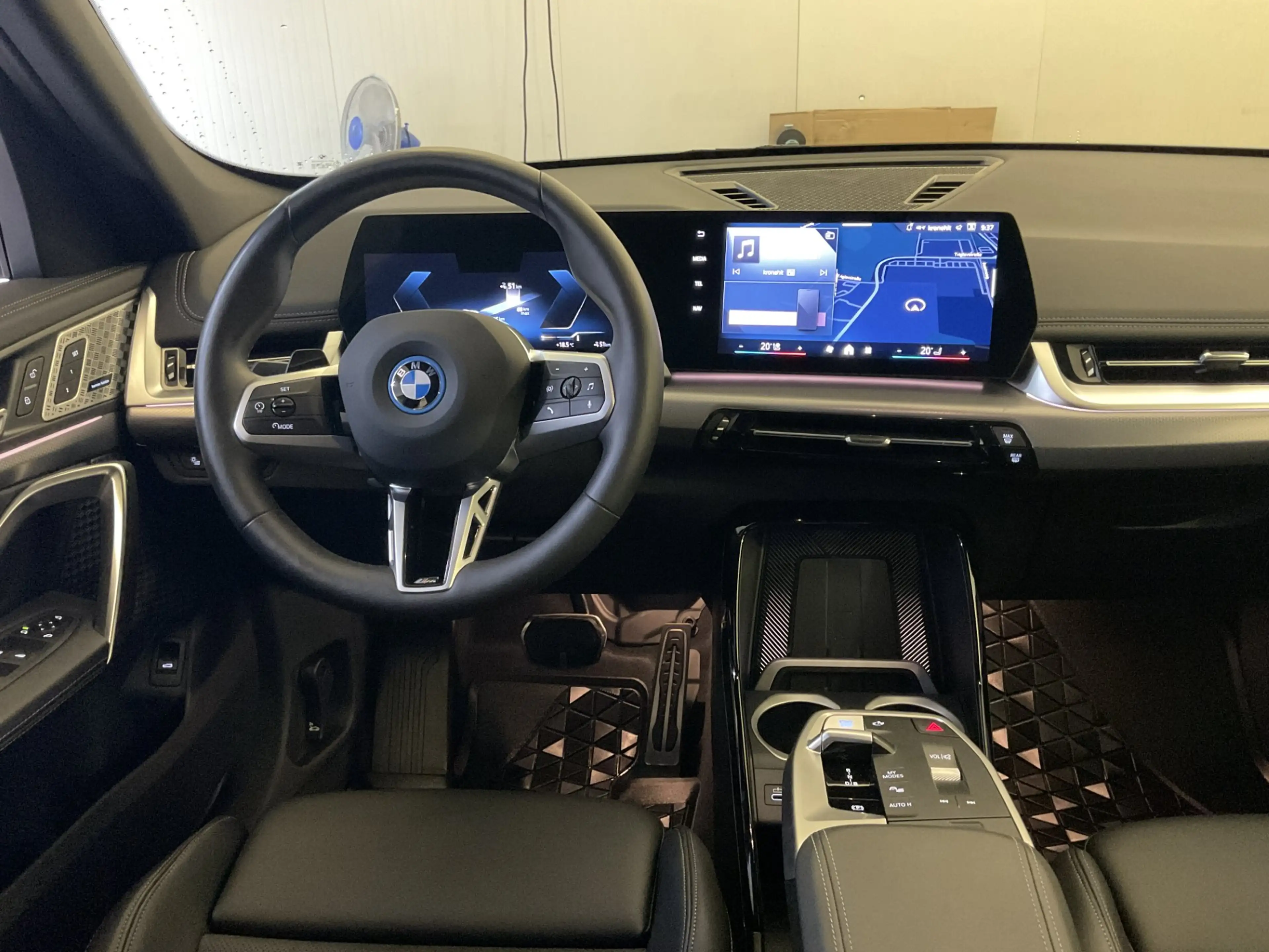 BMW iX1 eDrive20 — photo 9